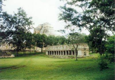 Uxmal - Tempio e sullo sfondo Casa del Adivino
